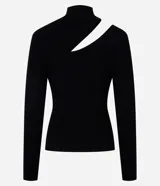 Blusa de punto acanalado color lila, con cuello alto, mangas largas y abertura en el hombro.