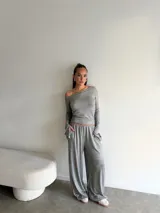 Pantalón de lanilla color beige, de corte recto y tiro alto, con diseño holgado y fluido.