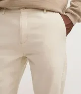 Pantalón de sarga para hombre, de corte recto y diseño básico. Cuenta con cintura fija con trabillas para cinturón, cierre frontal con cremallera y botón, y bolsillos laterales y traseros.