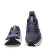 Championes de running Puma Dasher Lite Slip Tech, color gris con detalles en lila y suela blanca. Incorporan tecnología SlipTech para un calce fácil sin manos y cordones elásticos.