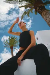 Top corto negro de lino y rayón, con escote redondo y corte recto.