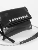 Sobre color bordó con acabado brillante, solapa frontal decorada con una hilera de tachas plateadas. Incluye una correa de mano de PU y una cadena metálica removible para usar como bandolera.