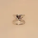 Anillo de plata 925 con diseño geométrico de bandas cruzadas en forma de X.
