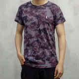 Remera de algodón con estampado de flores, hojas y flamencos en tonos bordó y azul.