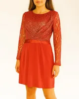 Vestido corto color rojo, con escote redondo, mangas largas de encaje y falda acampanada.