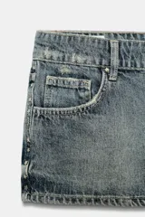 Shorts mini de denim TRF en color azul con efecto lavado, tiro medio, diseño de cinco bolsillos y detalles de tachas en forma de estrella.