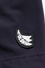 Short de baño azul marino con bordado de enredadera en la pierna izquierda, cintura elástica con cordón ajustable, bolsillos laterales y bolsillo trasero con cierre.