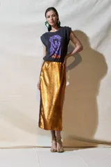 Falda midi de lentejuelas color cobre, corte recto y abertura lateral.