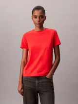 Remera de manga corta Calvin Klein de color rojo, con cuello redondo y corte regular. Presentafe un pequeño logo bordado en tono sobre tono en el pecho y mangas con dobladillo vuelto.