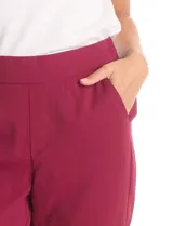 Pantalon de corte relajado color beige, con cintura plana en el frente y elástica en la parte posterior. Presenta pierna de corte recto, bolsillos laterales diagonales y bolsillos traseros simulados.