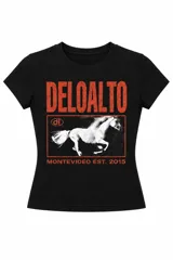 Baby tee de algodón color negro, con mangas cortas y estampa frontal estilo vintage que presenta un caballo enmarcado junto a texto en tonos rojos.
