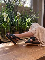 Sandalias de cuero negro con plataforma de madera y goma de 7cm de altura.