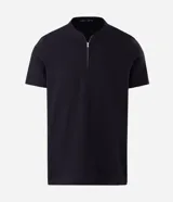 Remera masculina negra de algodón peruano, corte slim, con cuello padre y abertura frontal con cremallera metálica. Tiene mangas cortas.