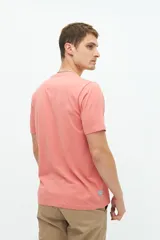 Remera celeste de manga corta con estampado de peces y texto en el frente.