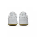 Championes Nike Air Force 1 07 de corte bajo, color blanco con suela de goma color caramelo. Presentan diseño clásico con perforaciones en la puntera y logo Swoosh lateral.