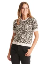 Buzo de punto con estampado animal print, de cuello redondo y manga corta. Presenta terminaciones en tejido acanalado en cuello, mangas y ruedo.