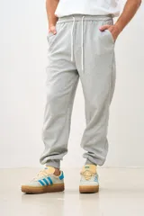 Pantalón de jogging gris con cintura elástica y cordón ajustable.