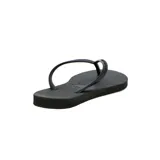 Chancletas negras de diseño clásico con tiras finas texturizadas y suela de goma antideslizante.