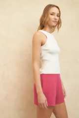 Short negro de tiro medio con textura de nido de abeja.