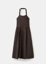 Vestido midi de 100% algodón con textura de bámbula, color marrón, con escote cuadrado, tirantes anchos y falda con caída amplia.