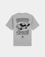 Remera de corte regular color gris, con estampa gráfica en la espalda que incluye un auto y la leyenda 'Baja expectativa, alta fidelidad'.