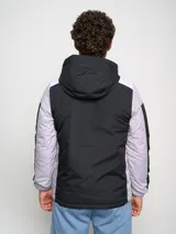 Campera deportiva Umbro con capucha, cierre frontal y bloques de color. El cuerpo principal es azul marino, los hombros son blancos y las mangas tienen paneles laterales en gris claro.