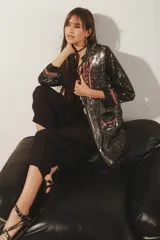 Saco largo abierto de corte recto, con mangas largas y cuello redondo. Confeccionado en crepe con bordado artesanal de piedras, lentejuelas, canutillos y mostacillas, con detalles en jacquard en puños y ruedo. Incluye bolsillos delanteros y forrería interna.