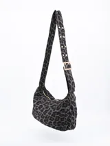 Cartera de mano con estampado animal print de leopardo, con correa corta y hebilla dorada.