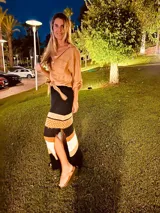 Pollera larga tejida con detalles en crochet y tajos a los costados.