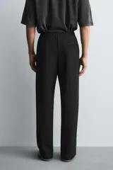 Pantalón relaxed fit color azul marino, confeccionado en tejido fluido con viscosa. Cuenta con cintura elástica ajustable con cordón interior, bolsillos laterales y bolsillos traseros de vivo. Las perneras tienen costura frontal y el bajo es ajustable con cremalleras laterales.