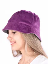 Sombrero tipo bucket de pana en color violeta, con costuras decorativas en el ala y forro interior en color gris.