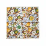 Pañuelo cuadrado con estampado botánico de limones, flores blancas y azulejos decorativos en tonos azules, amarillos y verdes.