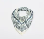 Pañuelo cuadrado de tela color crema con estampado de cachemir en azul.