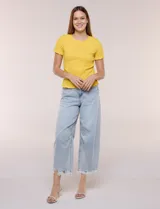 Blusa de calce al cuerpo con textura elastizada fruncida y diseño de rombos, cuello redondo de terminación ondulada, mangas cortas y ruedo con acabado ondulado.