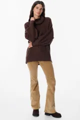 Sweater de punto con textura acanalada, cuello alto tipo polerón, mangas largas con diseño abuchonado y puños anchos.