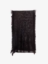Bufanda tejida de color negro con textura brillante y flecos largos en los bordes.