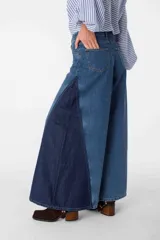 Pantalón de jean de corte recto, con dos tonos de bordó y azul oscuro separados por una costura vertical.