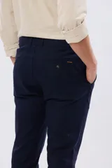 Pantalón de lino color beige, de corte recto y cintura elastizada con presillas para cinturón y bolsillos laterales.
