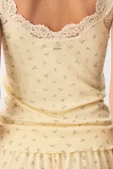 Pijama corto de color azul marino con pequeño estampado floral blanco, compuesto por una musculosa con detalles de encaje en el escote y un short con cordón ajustable en la cintura.