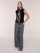 Musculosa negra de modal, con cuello alto, sin mangas y frunces drapeados en los laterales de la cintura.