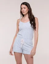 Set de pijama compuesto por musculosa de tirantes finos y short con cordón ajustable, de base blanca con estampado floral en tonos rosados.