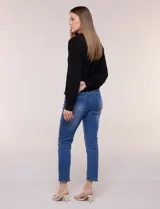 Blusa negra de rayón con textura smock en la pechera, escote en V con cuello mao fruncido, mangas largas fluidas con puños anchos y detalle de volados en el ruedo.