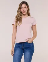 Remera celeste de manga corta, con cuello redondo y detalle calado en el rib del escote, de corte recto y ajuste cómodo.