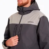 Chaqueta impermeable Merrell Mesquite Hardshell para hombre, con capucha ajustable, cierre frontal con cremallera, bolsillos laterales con cremallera y diseño de bloques de color gris y beige.