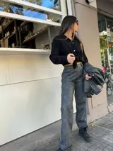 Pantalón gris de cuero sintético con corte recto y tiro alto.