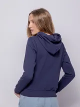 Canguro azul marino con capucha, cierre frontal y bolsillos tipo canguro.