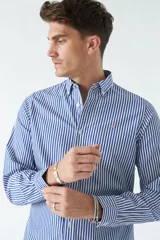 Camisa celeste de algodón con corte slim fit y logo bordado en el pecho.