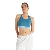 Top deportivo New Balance de sujeción media, color azul petróleo, con tecnología NB DRYx de secado rápido y tirantes estabilizados. Banda elástica inferior con logo New Balance.