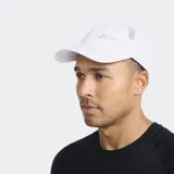 Gorra deportiva 2XU de 6 paneles, color negro, confeccionada en tejido ligero de secado rápido. Presenta ala semicurvada, paneles laterales de malla para ventilación, banda interna absorbente y cierre posterior de velcro ajustable con detalle de silicona. Incluye logo de la marca estampado en el panel frontal.