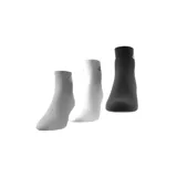 Pack de tres pares de medias Adidas de corte tobillero, en color blanco, gris y negro. Confeccionadas con tejido transpirable y refuerzo acolchado en talón y puntera.